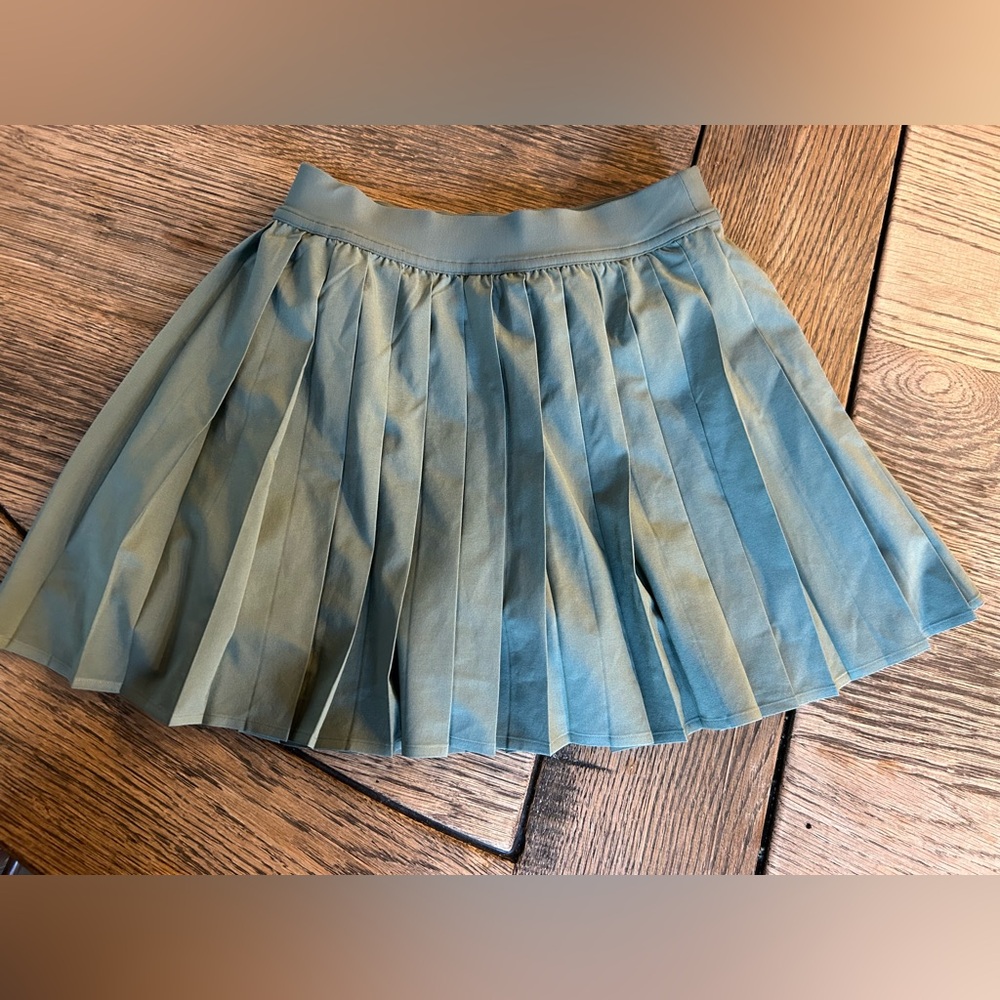 Lululemon Women’s High Rise Green Pleated Skirt Sz 2
